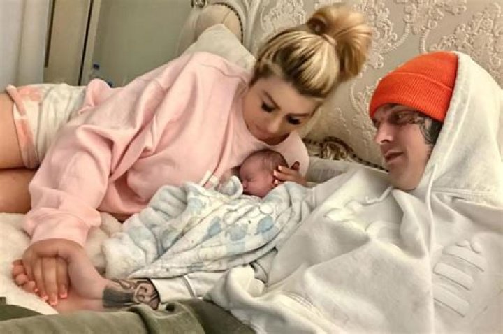 Aaron Carter’s Girlfriend Had A Miscarriage, They Reveal In New Video – Hollywood Life