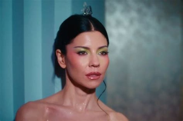 Adam Levine Gets His Makeup Done & Rocks Pearl Necklaces To Tape ‘Jimmy Kimmel’ Performance: Pics