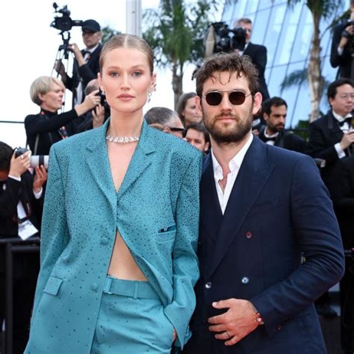 He Proposes On Christmas Eve – Hollywood Life