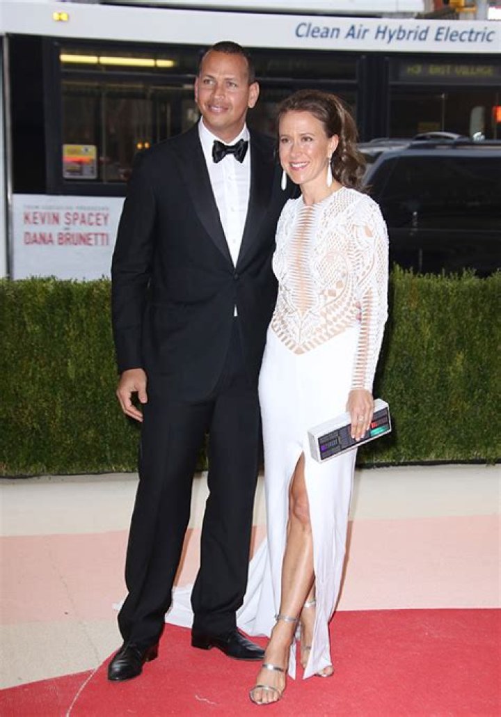 [PICS] Anne Wojcicki & Alex Rodriguez At Met Gala — Couple’s Red Carpet Debut – Hollywood Life