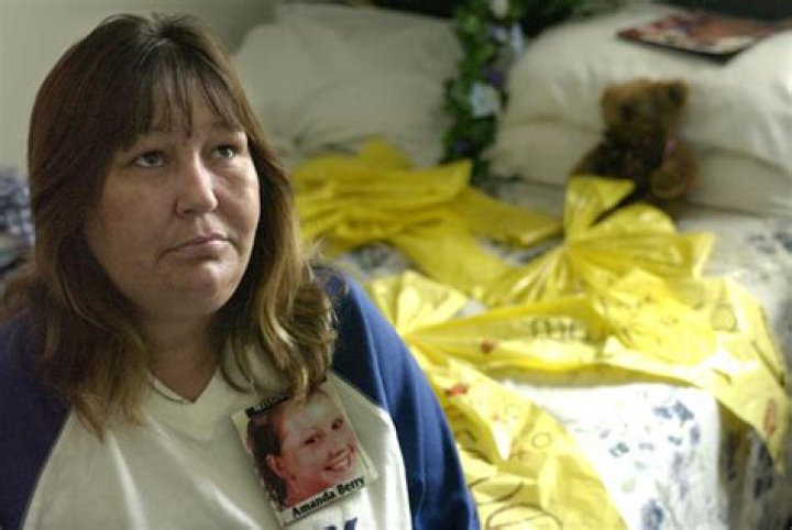 Amanda Berry: Cleveland Kidnap Victim Visits Her Mother’s Grave