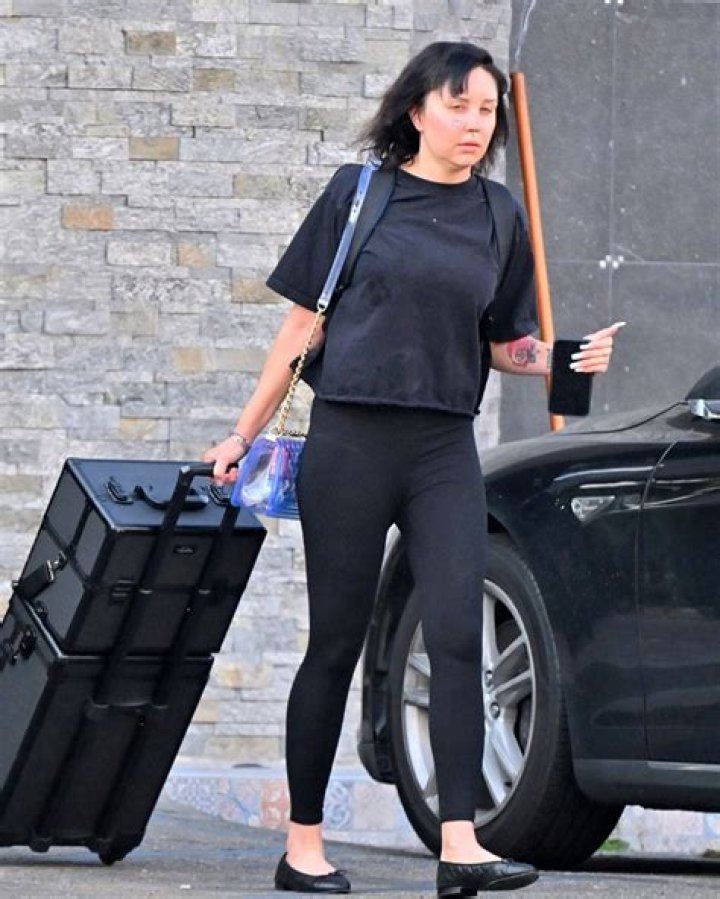 Amanda Bynes Rocks Crop Top & Leggings On Rare Outing After Reconciling With Fiance