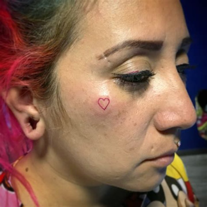 Amanda Bynes Removing Heart Face Tattoo: Video – Hollywood Life
