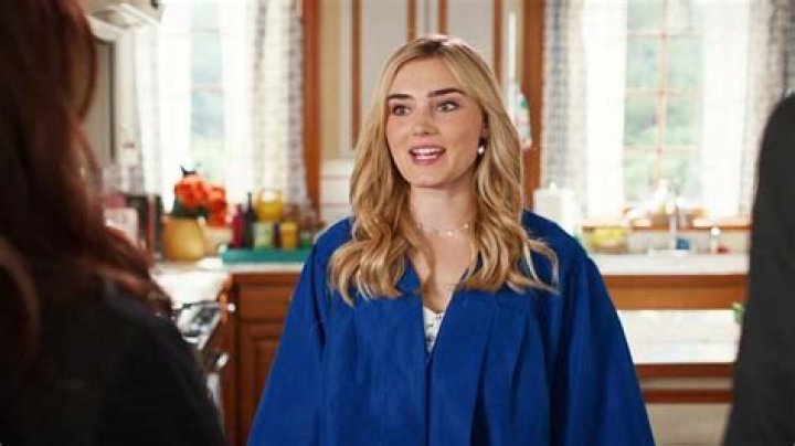 ‘American Housewife’ Star Teases Taylor In Season 5 & The New Anna-Kat – Hollywood Life