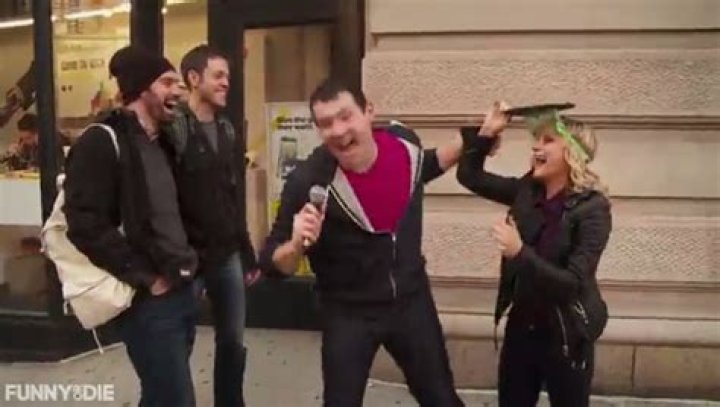 Amy Poehler Tricks Strangers Into Thinking She’s Pitbull – Watch