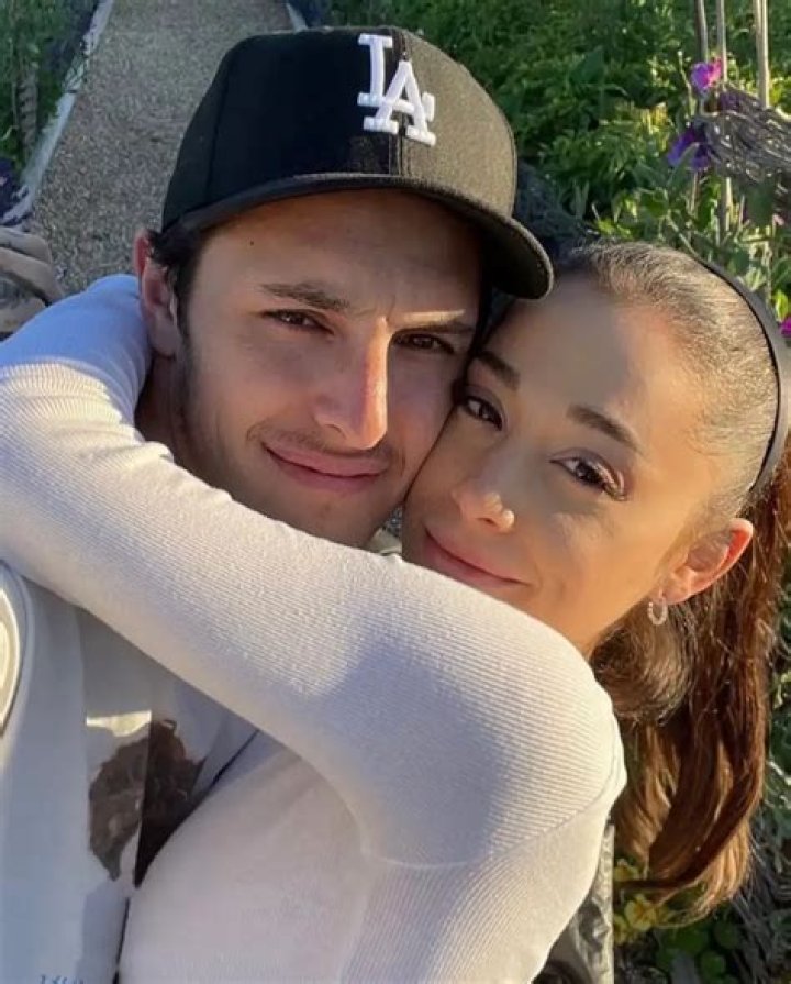 Ariana Grande & Boyfriend Dalton Gomez Cuddle In Pre-Birthday Pics – Hollywood Life
