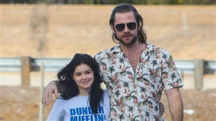 Ariel Winter Takes Photo With BF Luke Benward & ‘Modern Family’ Cast – Hollywood Life