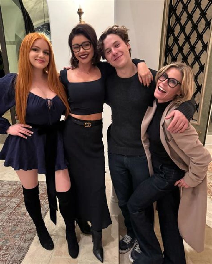 Ariel Winter, 22, & Sarah Hyland, 29, Twin In Fitted Black Dresses At ‘Modern Family’ Party