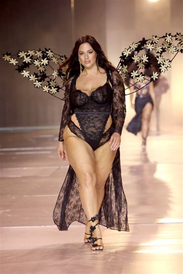 [PICS] Ashley Graham’s Fashion Show At NYFW Features Plus-Sized Models – Hollywood Life