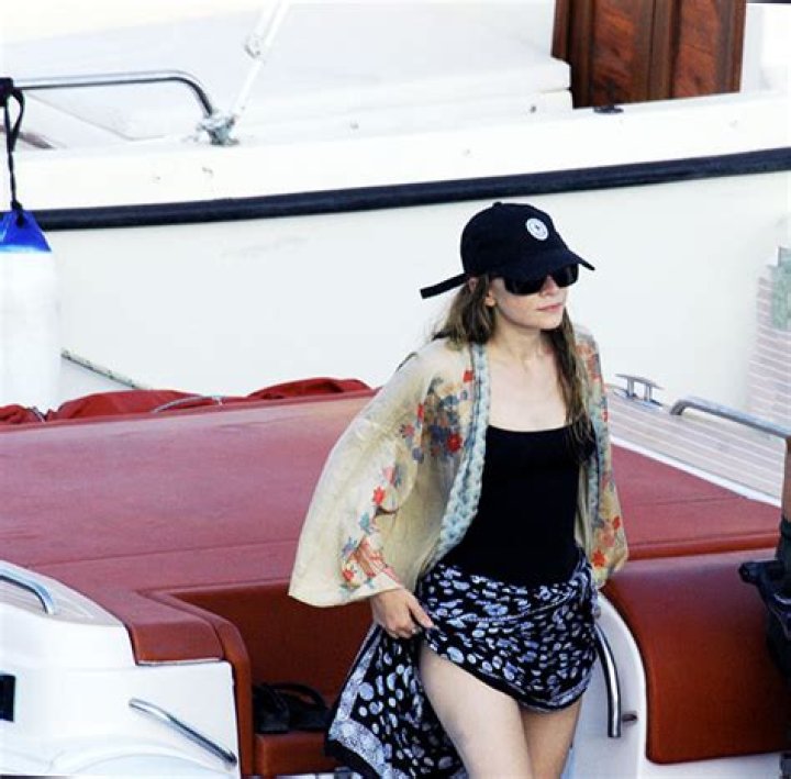 Ashley Olsen’s Black Swimsuit With Louis Eisner On Vacation: Photos – Hollywood Life