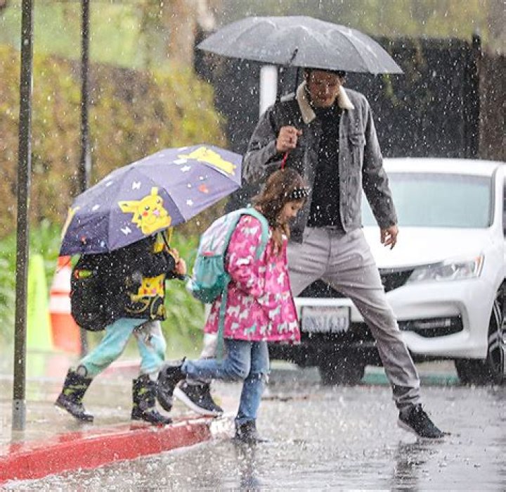 Ashton Kutcher Picks Up Kids Dimitri & Wyatt From School: Photos – Hollywood Life