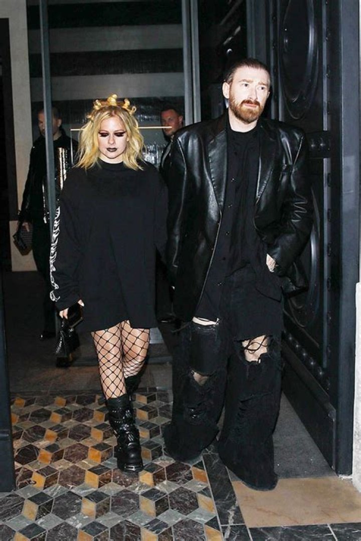 Avril Lavigne & Guram Gvasalia Hold Hands At Paris Fashion Week – Hollywood Life