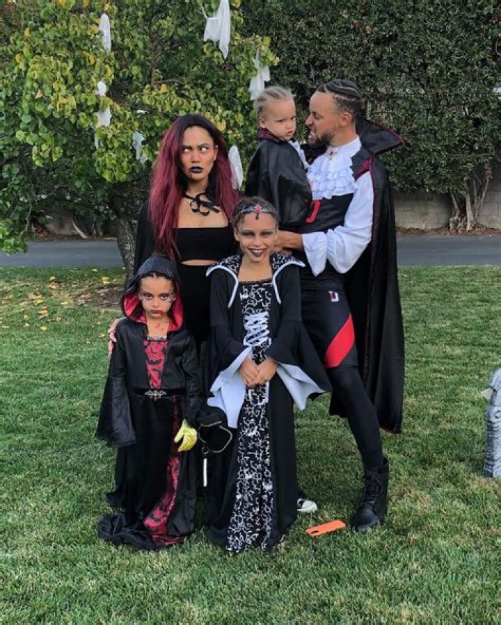 Ayesha & Stephen Curry & Their Kids’ Goth Halloween Costumes 2020 – Hollywood Life