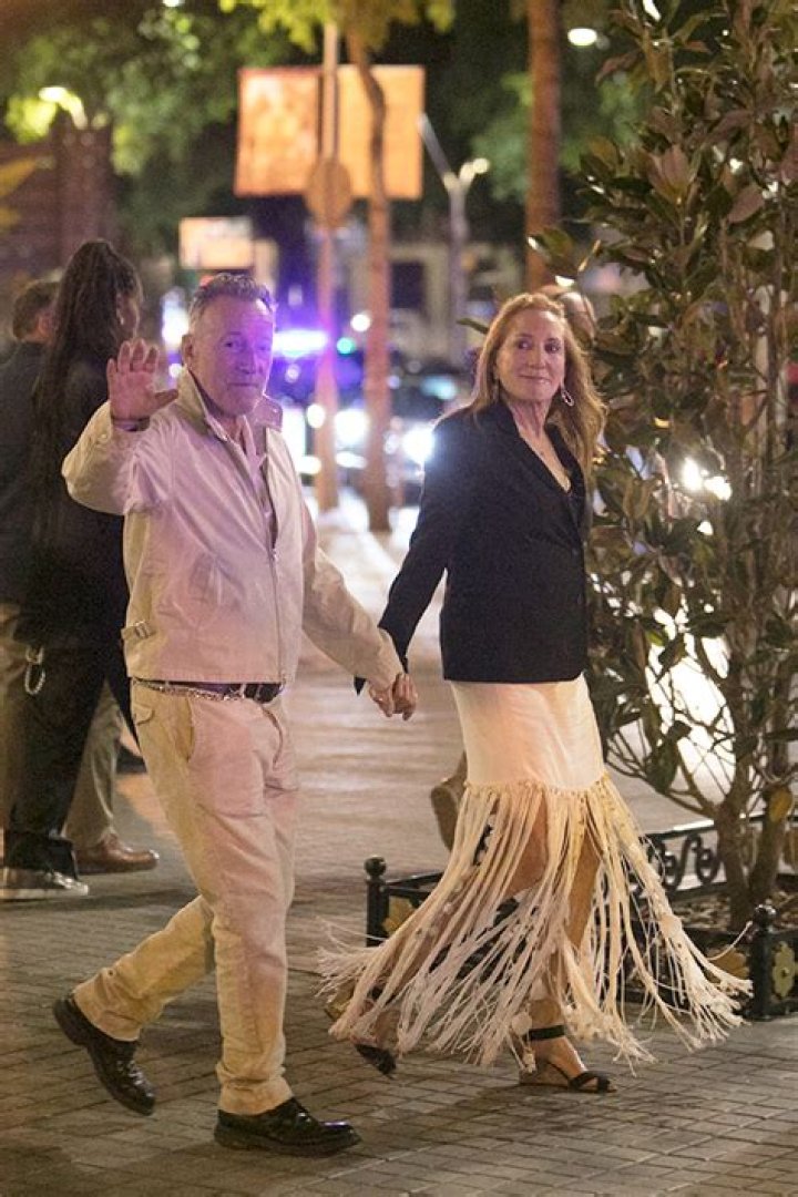 Barack & Michelle Obama Have Rare Night Out With Bruce Springsteen & Wife Patti Scialfa In Spain