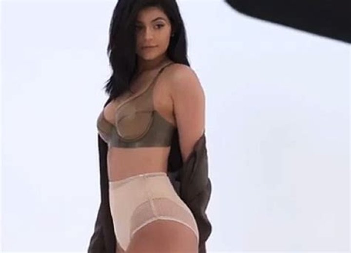 Kylie Jenner Flaunts Curves In Sexy Behind-The-Scenes Video For ‘Complex’ — Watch