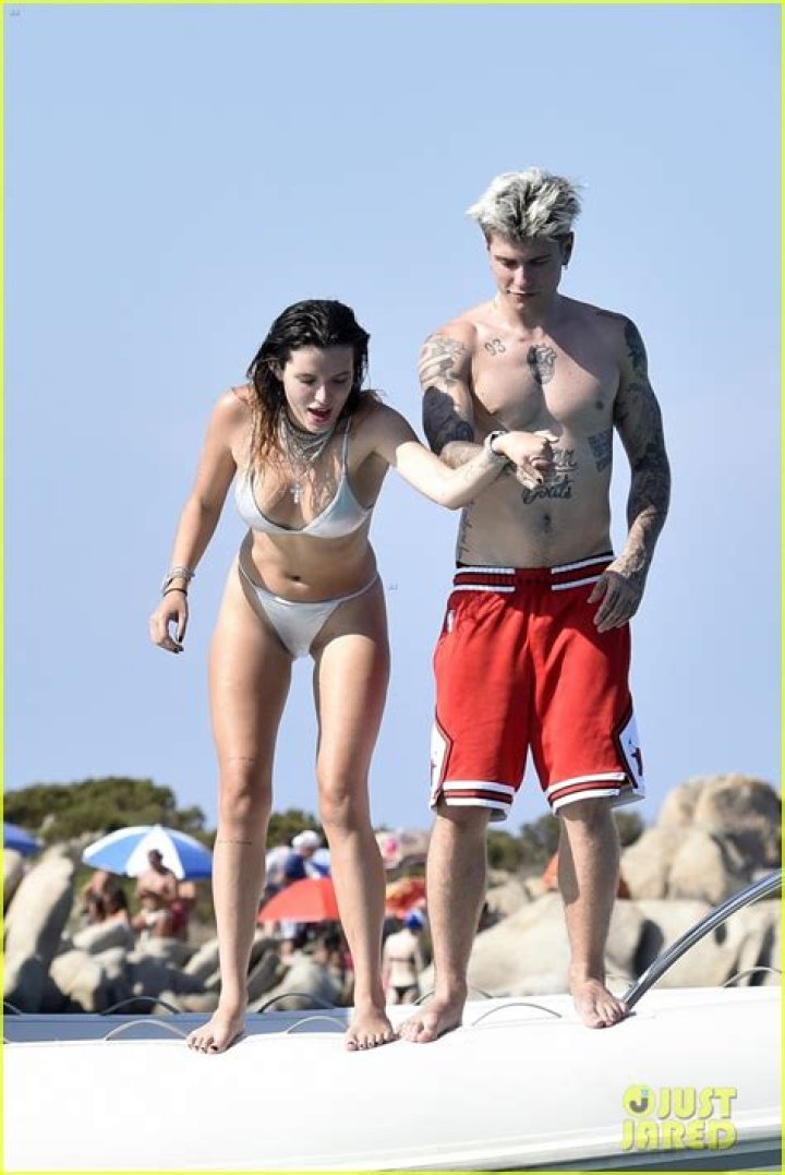 Bella Thorne Kisses Benjamin Mascolo In A Bikini On Italian Getaway – Hollywood Life