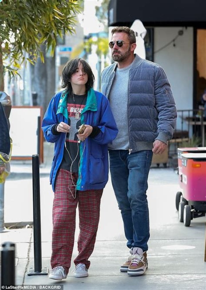Ben Affleck’s Daughter Seraphina Rocks Bob Hairstyle On Morning Walk – Hollywood Life
