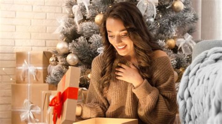 Holiday Presents – Hollywood Life