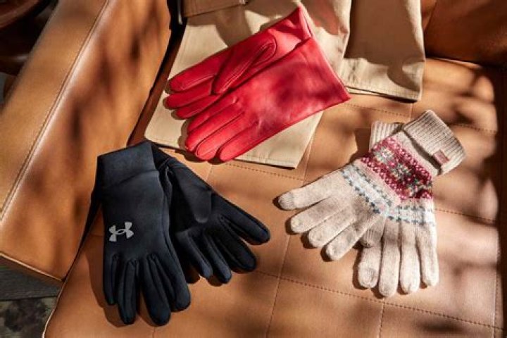 6 Of The Best Touch Screen Gloves To Wear All Winter Long That Are Under $50