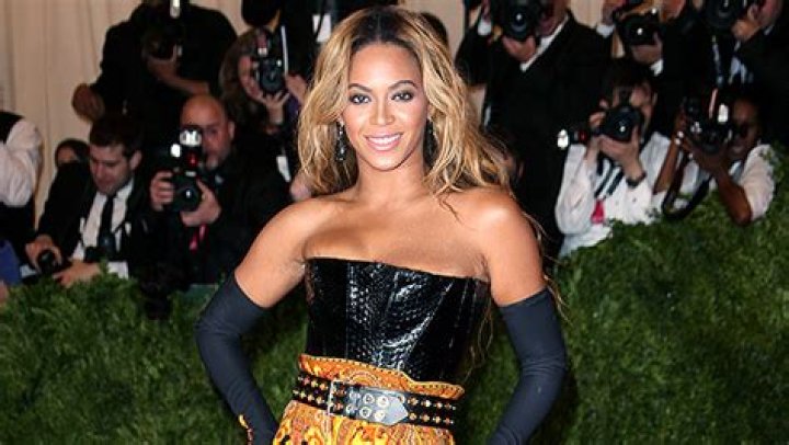 Beyonce’s Black & White Strapless Dress & Pink Gloves: Photos – Hollywood Life