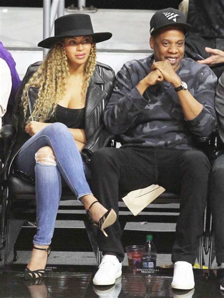 Beyonce Rocks Denim Crop Top & Jeans In Paris With JAY-Z – Hollywood Life