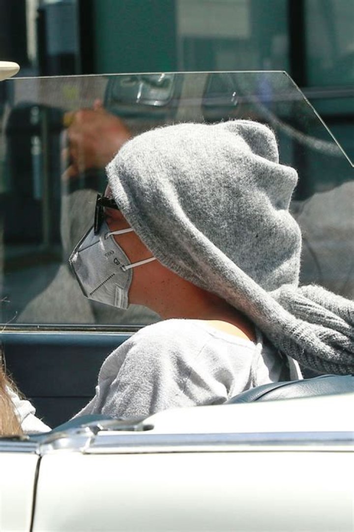 Beyonce Wears Face Mask With Upside Down B While Riding Shotgun: Pics – Hollywood Life