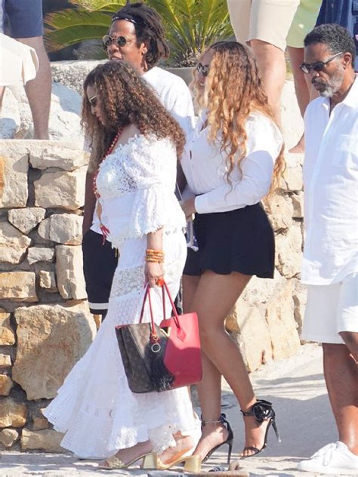 Beyonce Rocks Mini Skirt In Cannes With JAY-Z & Mom – Hollywood Life