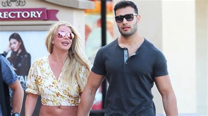 Britney Spears Goes Horseback Riding In Crop Top – Hollywood Life