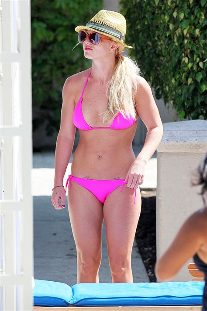 Britney Spears Stuns In Hot Pink Bikini As She Says To ‘Always Tell The Truth’: Photo
