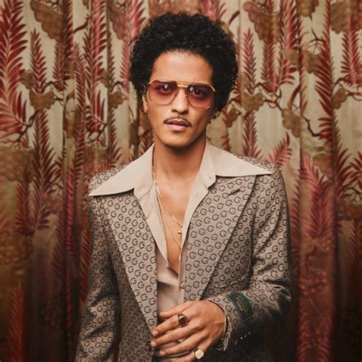 Bruno Mars – Hollywood Life