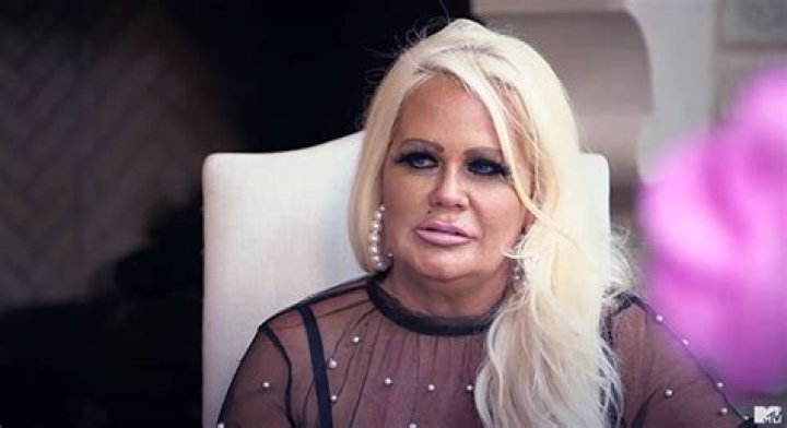 Parker’s Mom Pushes Him To Date Katie – Hollywood Life