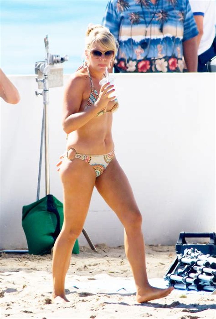 Busy Philipps Rocks Sexy String Bikini In ‘Thirst Trap’ Photo – Hollywood Life