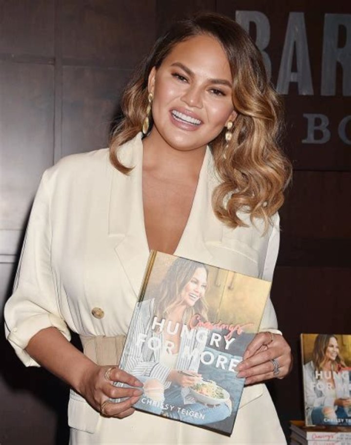 Pics Of Selena Gomez & More Book Lovers – Hollywood Life