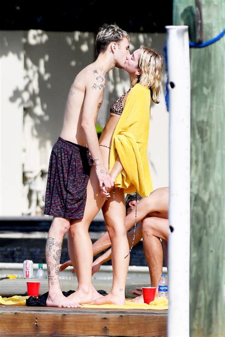 Celebrity Couples Showing PDA In Swimsuits: Photos – Hollywood Life