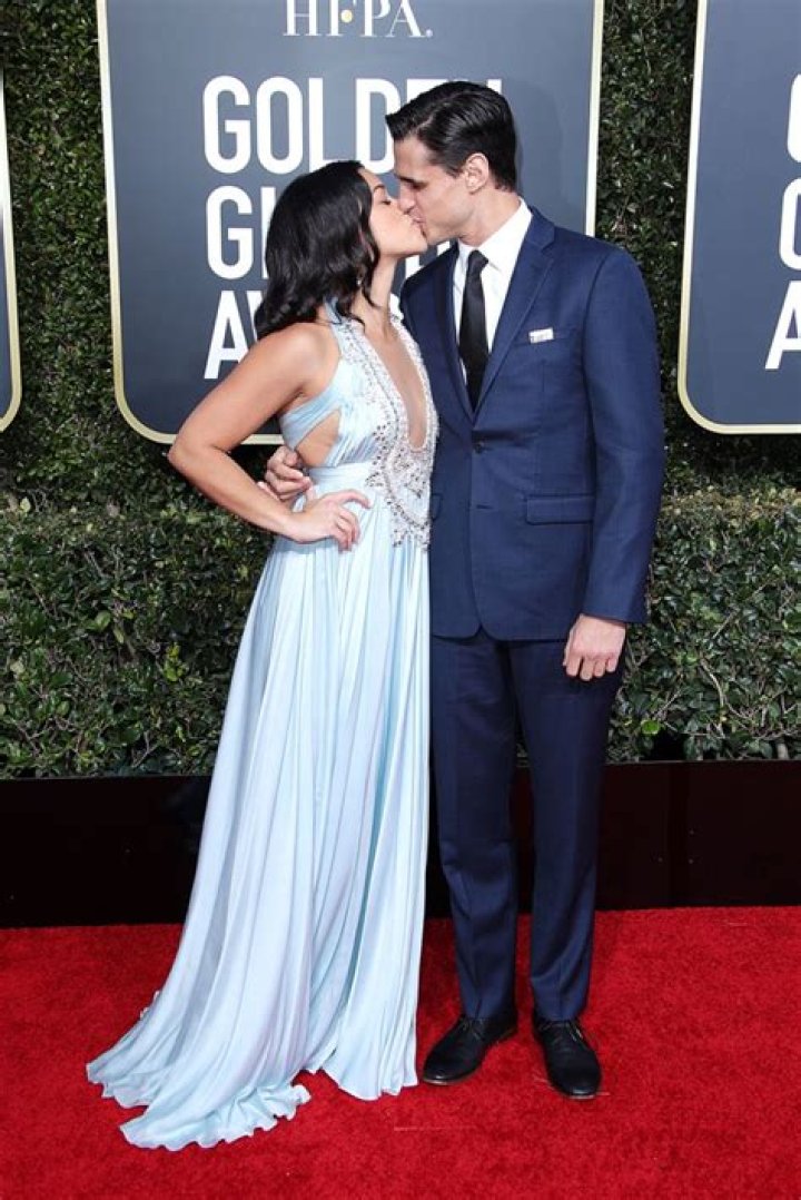 Celebs Kissing Partners At 2019 Golden Globes — PHOTOS