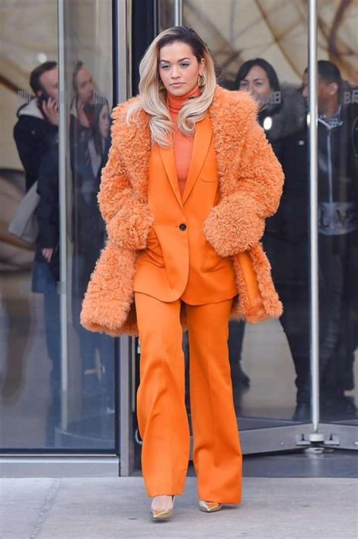 Celebs Wearing Warm Colors In Winter – Pics