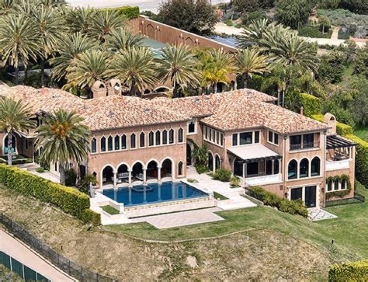 See Photos Of Her Bedroom & More – Hollywood Life