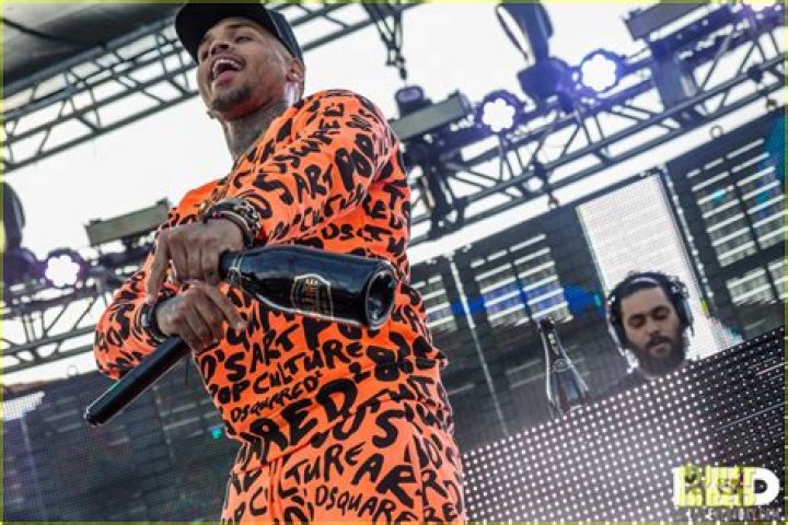 Surprises Fans With Deorro – Hollywood Life