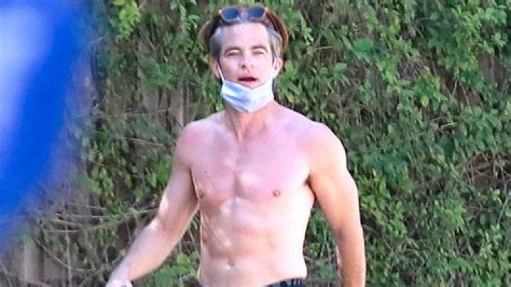 Chris Pine’s Shirtless Photos During Outdoor Workout With His Dog – Hollywood Life