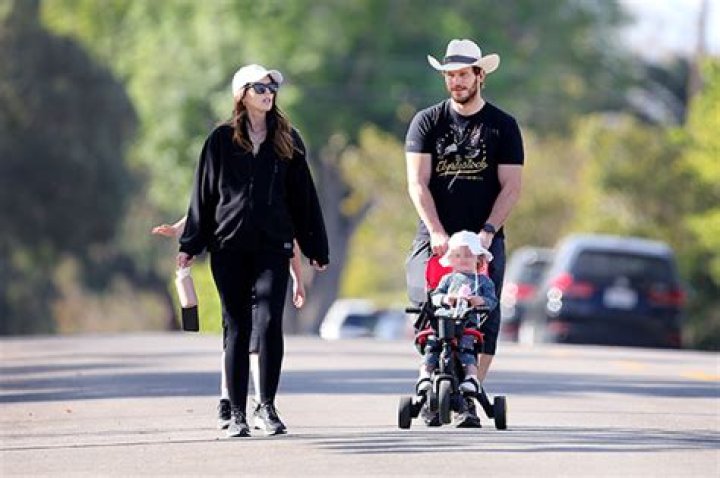 Chris Pratt Carries Daughter Lyla, 2, While On Walk With Katherine – Hollywood Life