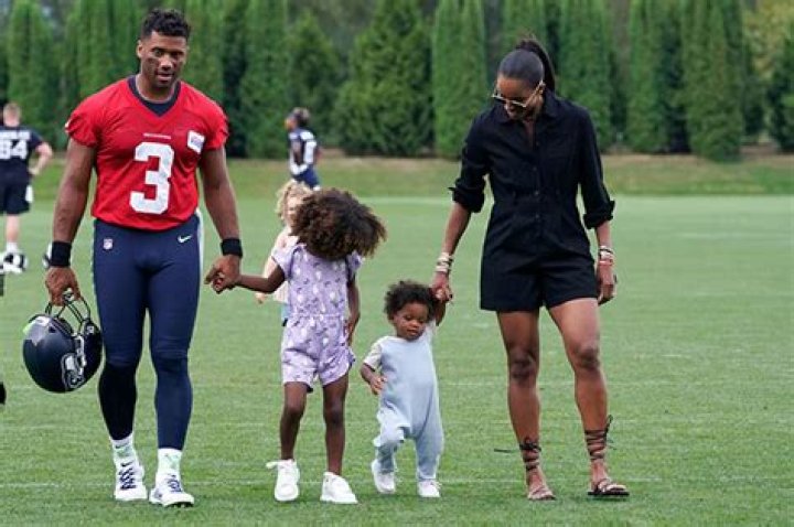 Ciara Kisses Russell Wilson While Visiting Training Camp With Kids – Hollywood Life