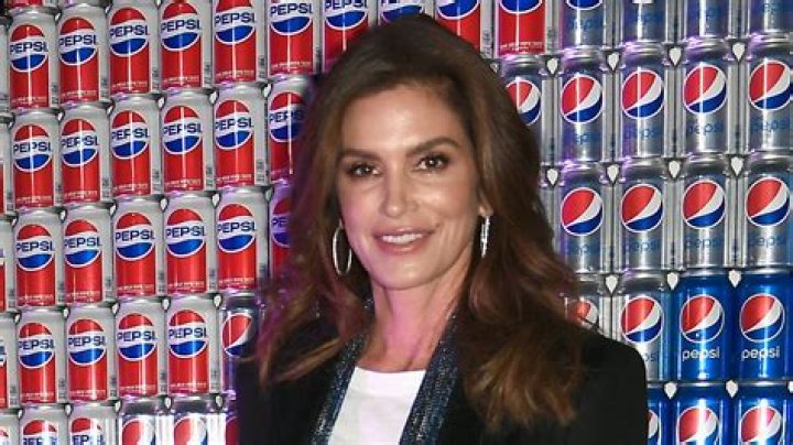 Cindy Crawford Recreates Pepsi Commercial From 1992: Photo – Hollywood Life