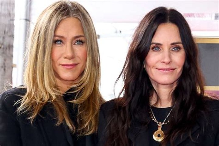 Courteney Cox Sends Sweet Message To Jennifer Aniston & Justin Theroux After Their Dog Dies