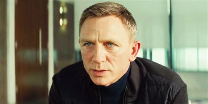 Daniel Craig Thinks James Bond Should Be A Male For This Reason – Hollywood Life