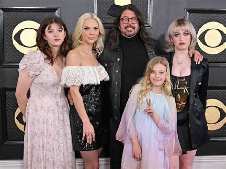 Dave Grohl’s Daughter Violet Performs Amy Winehouse Song: Video – Hollywood Life