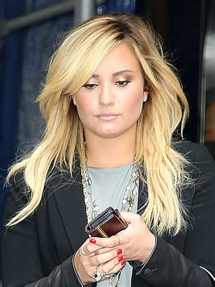 Demi Lovato’s Glowing Skin & Blonde Hair — Get Her Look