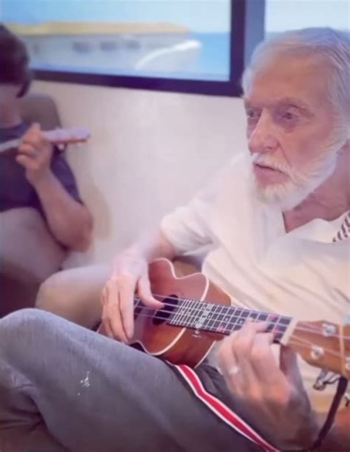 Dick Van Dyke, 97, Plays The Ukulele For The 1st Time – Hollywood Life