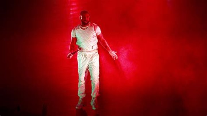 Drake Hit By A Phone Thrown By Audience Member During Concert – Hollywood Life