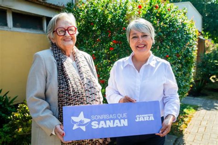 Drake Wraps His Arms Around Pal Luisa Duran In Sexy Mirror Selfie After BBMAs Win