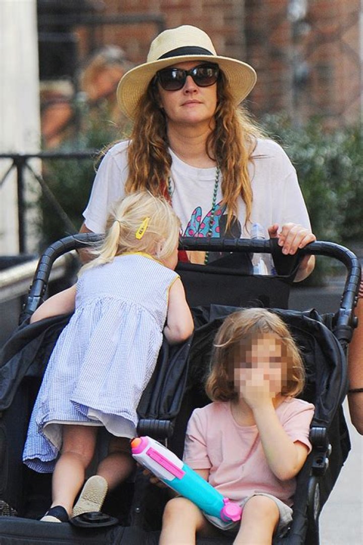 Drew Barrymore Talks Mother & Psychiatric Ward Stint In New Interview – Hollywood Life